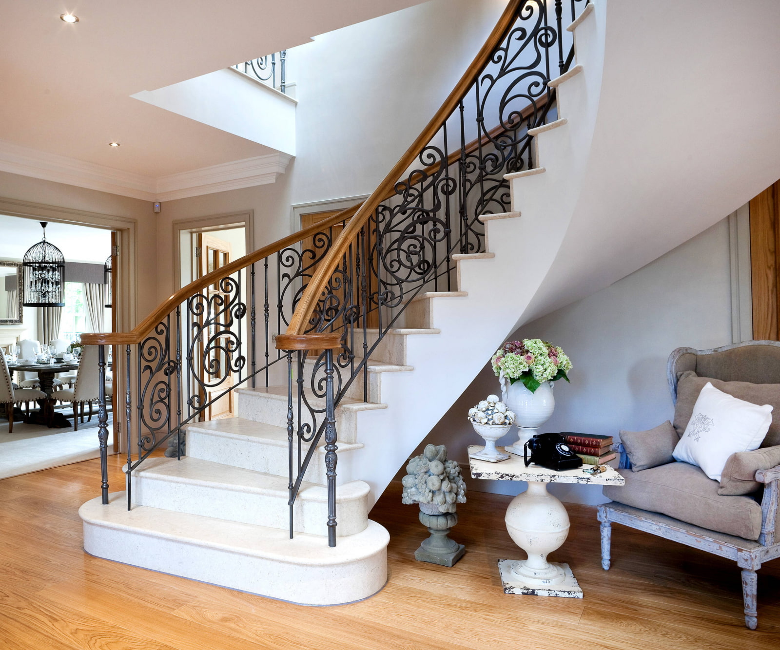 Разнообразие вариантов деревянных лестниц на второй этаж для частного дома