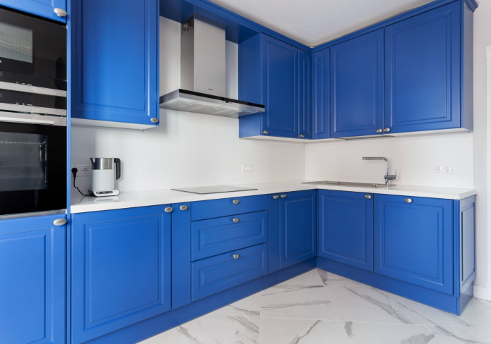 синяя кухня с серебряной фурнитурой