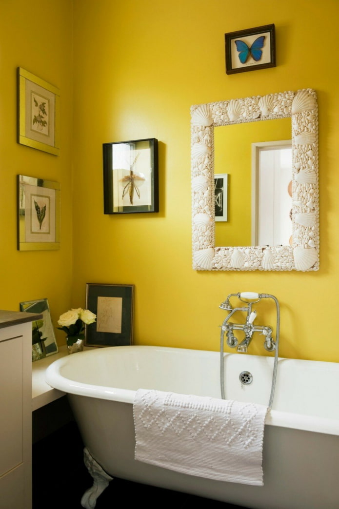 Жёлтые стены в ванной