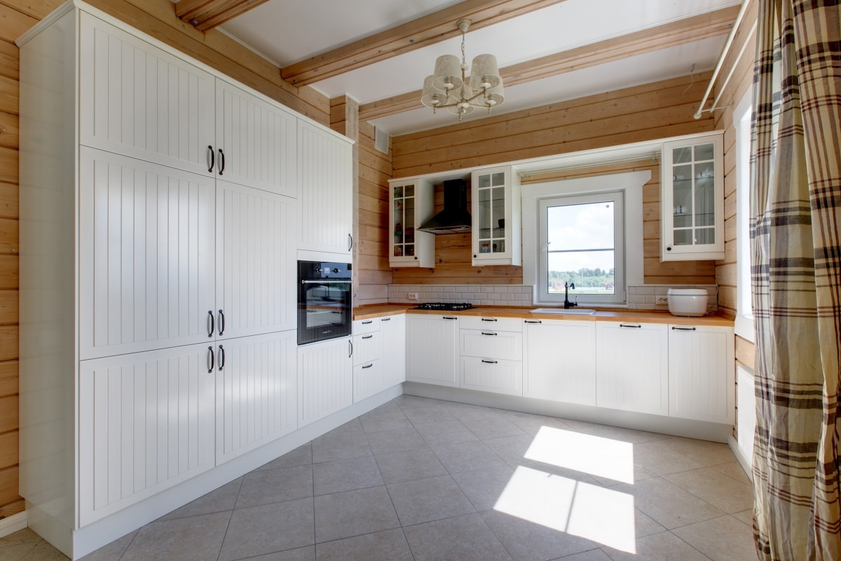 Дизайн интерьера кухни в деревянном доме
