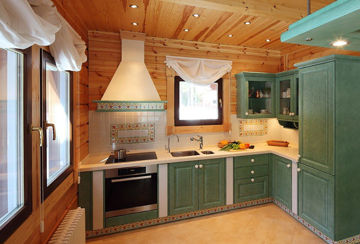Дизайн кухни в деревянном доме с фото
