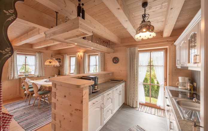 деревянная кухня в доме 