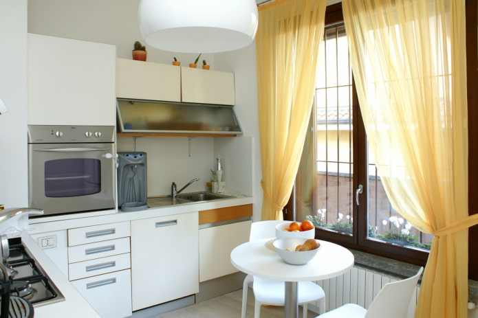 маленькая кухня со шторами