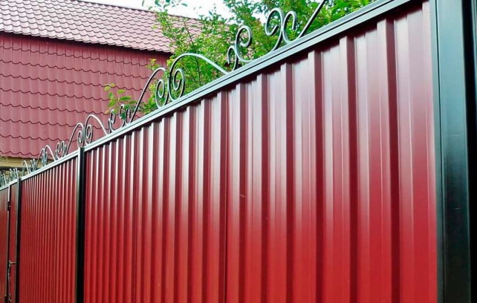 Красный забор из профлиста с элементами ковки