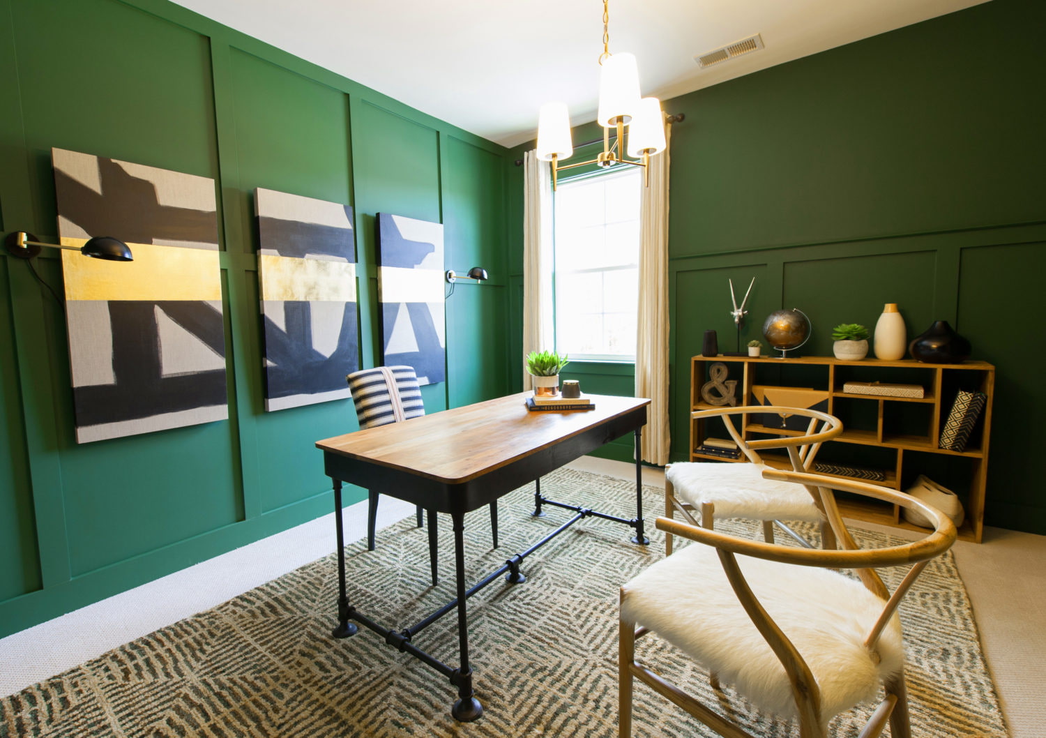 Английский зеленый 9. Бритиш Грин цвет в интерьере. Зеленая стена в офисе. Изумрудный цвет в интерьере. Цвет стен в кабинете.