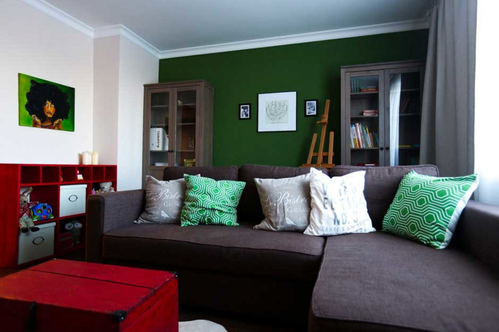 комната с зеленым диваном