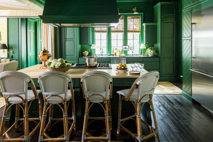 зеленая кухня в доме