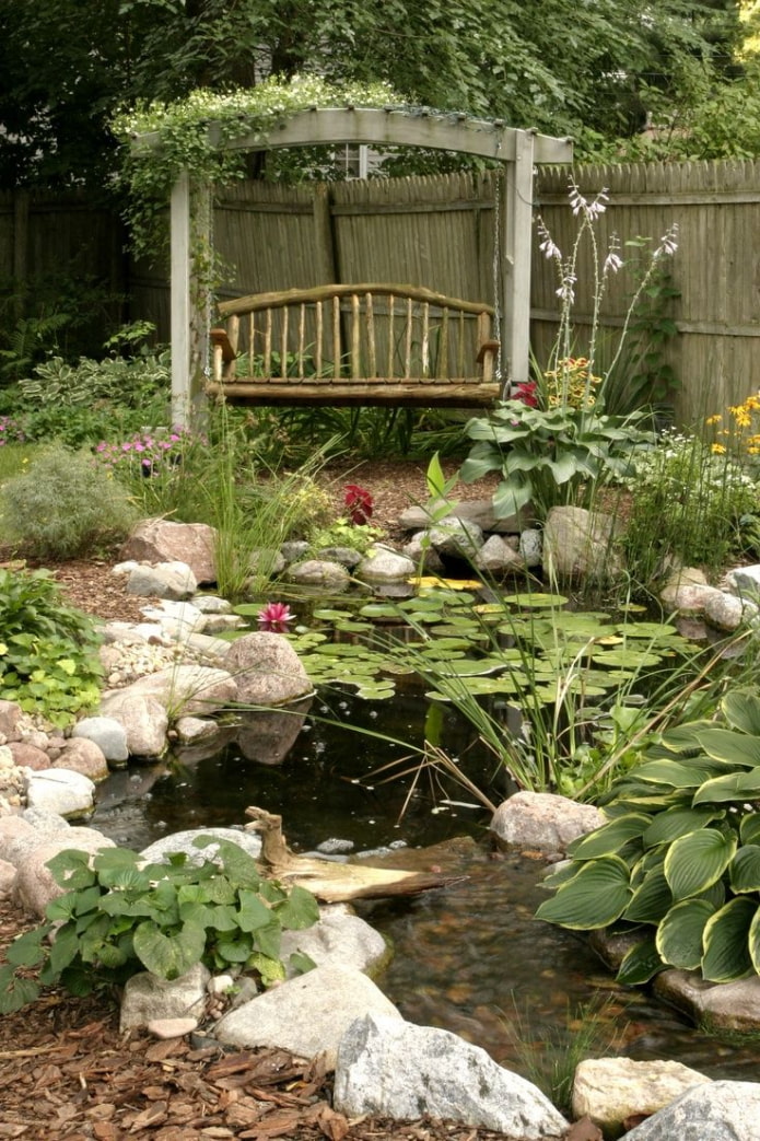 Уютный сад с прудом