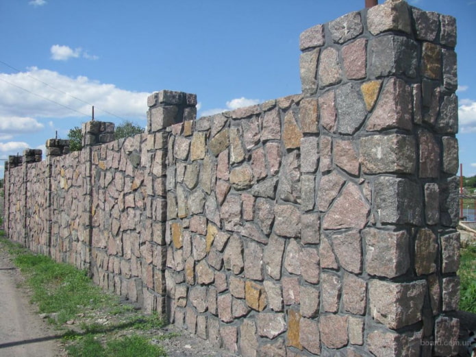 забор из камня и бетона