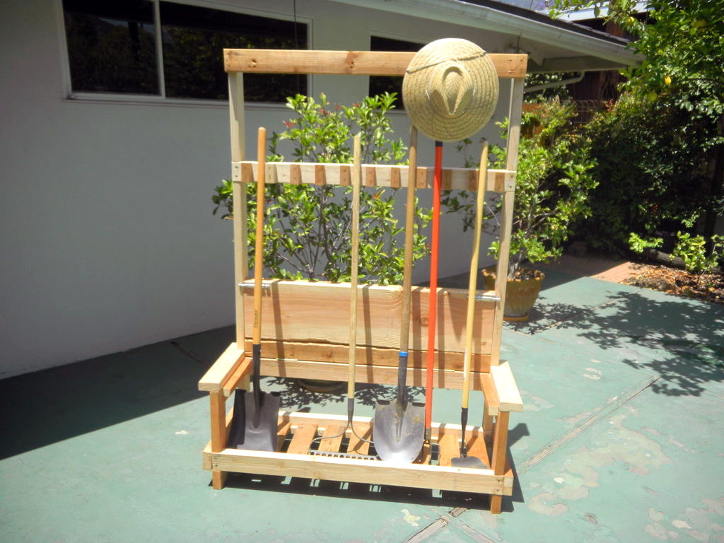 Хранение садового инвентаря на даче: простые и практичные идеи