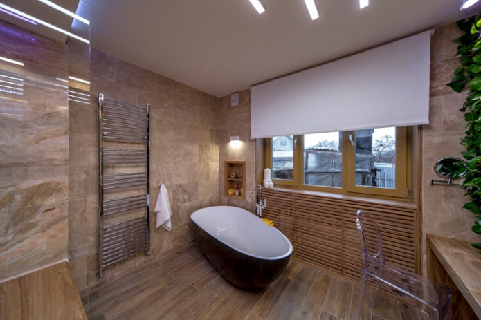 радиаторы в ванной спрятаны с помощью деревянного короба