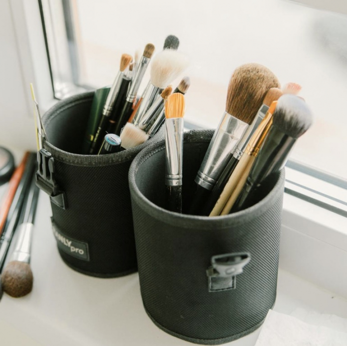 Туалетный столик на подоконнике