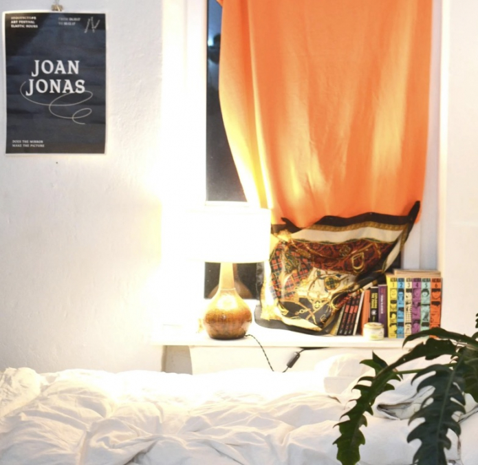 Прикроватная тумбочка-подоконник