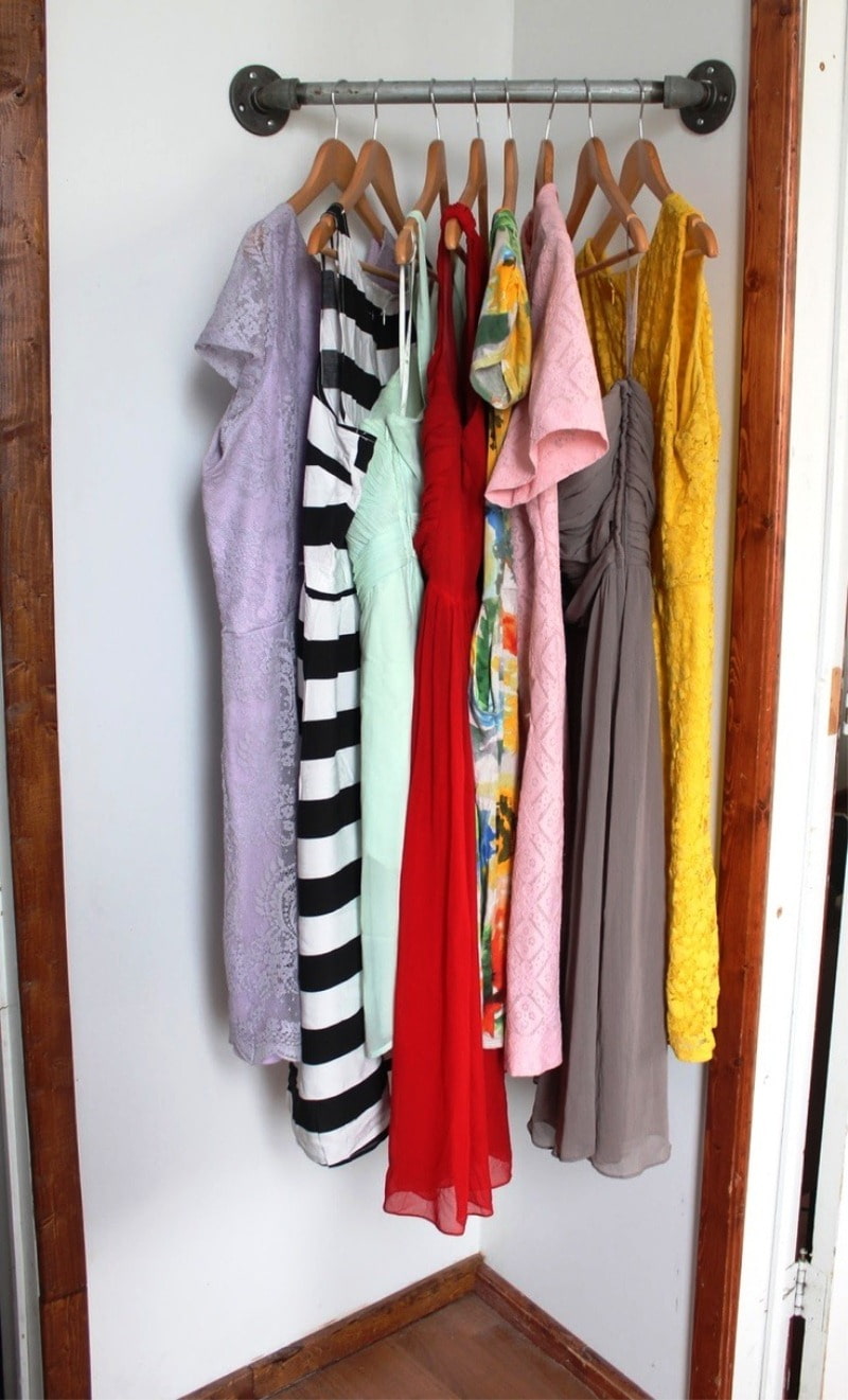 На что вешать одежду в шкафу