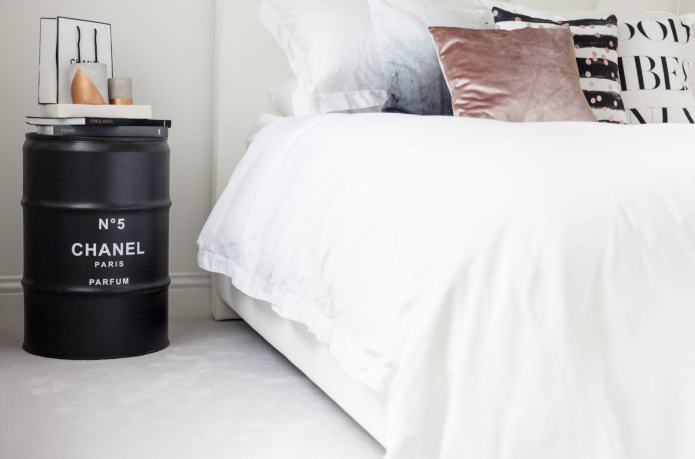 черная бочка возле кровати черная бочка возле кровати