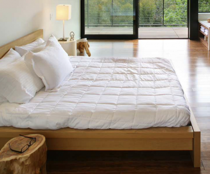 пень возле кровати пень возле кровати