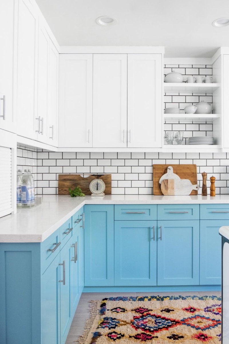 Синяя кухня с белой столешницей и белым фартуком