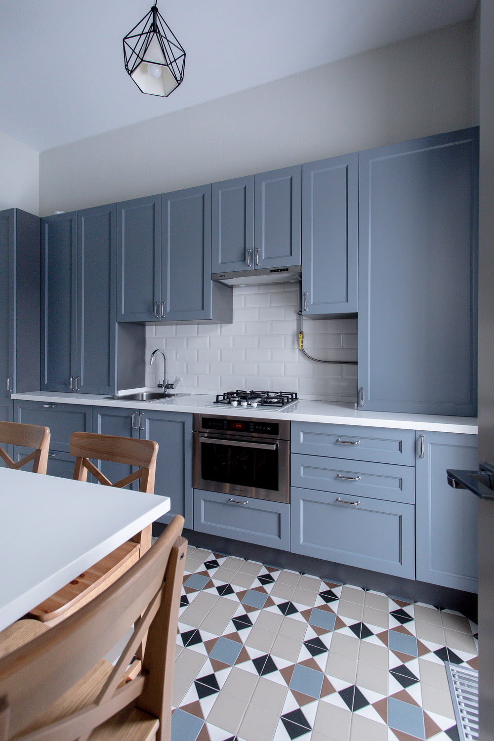 Голубая кухня в интерьере сочетание с обоями дизайн - 84 фото