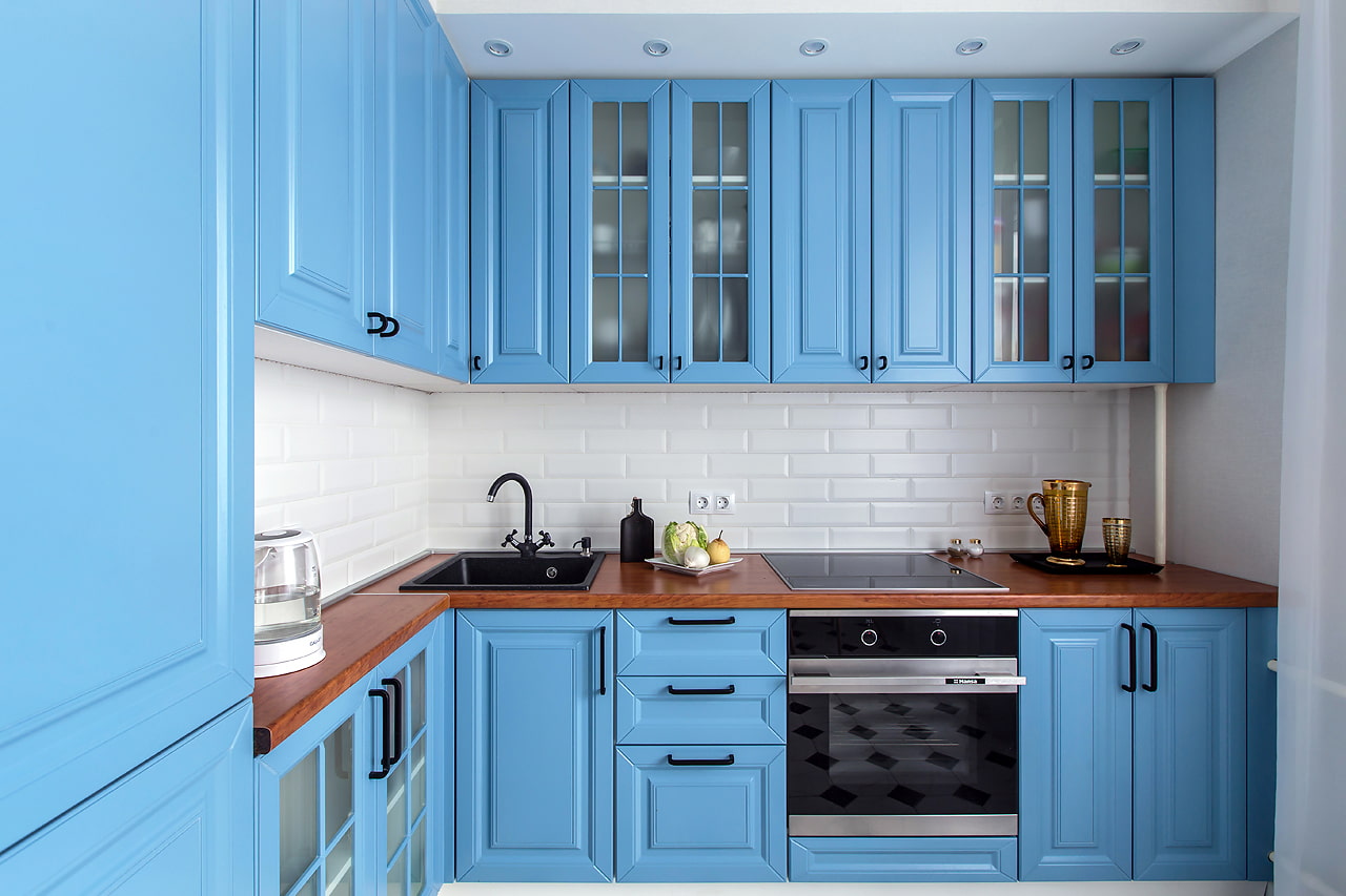 Голубая кухня - фото в интерьере