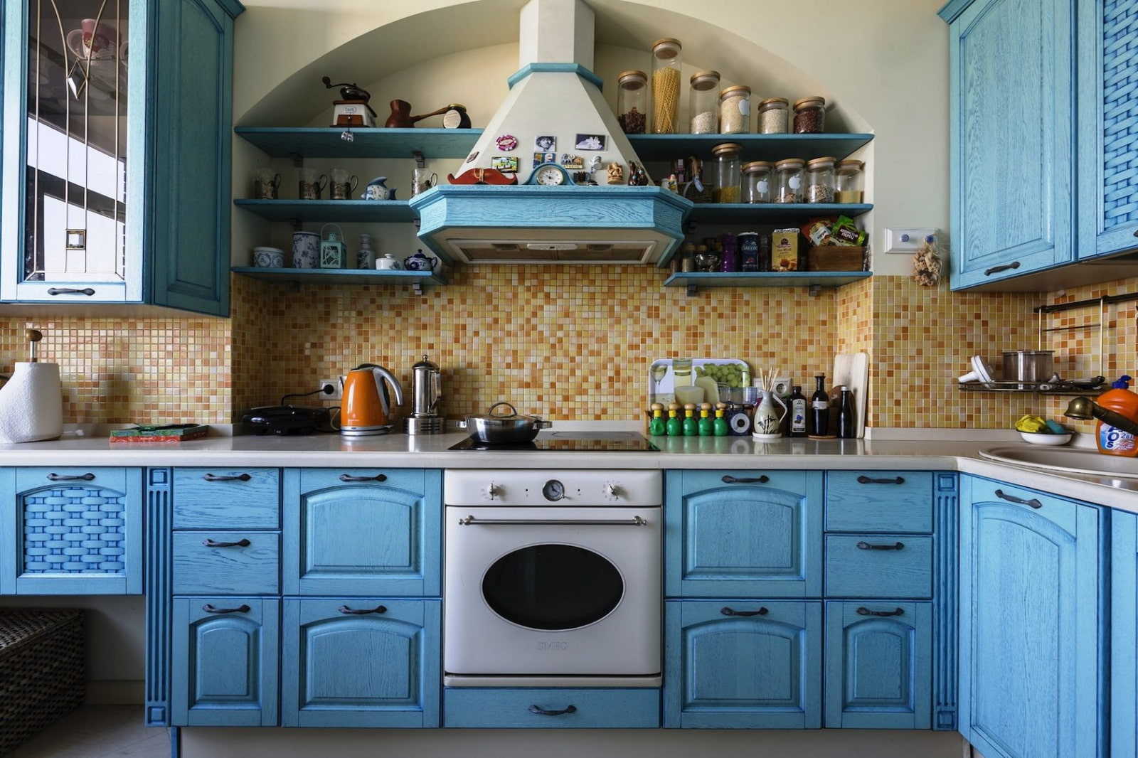 Голубая кухня с голубым фартуком