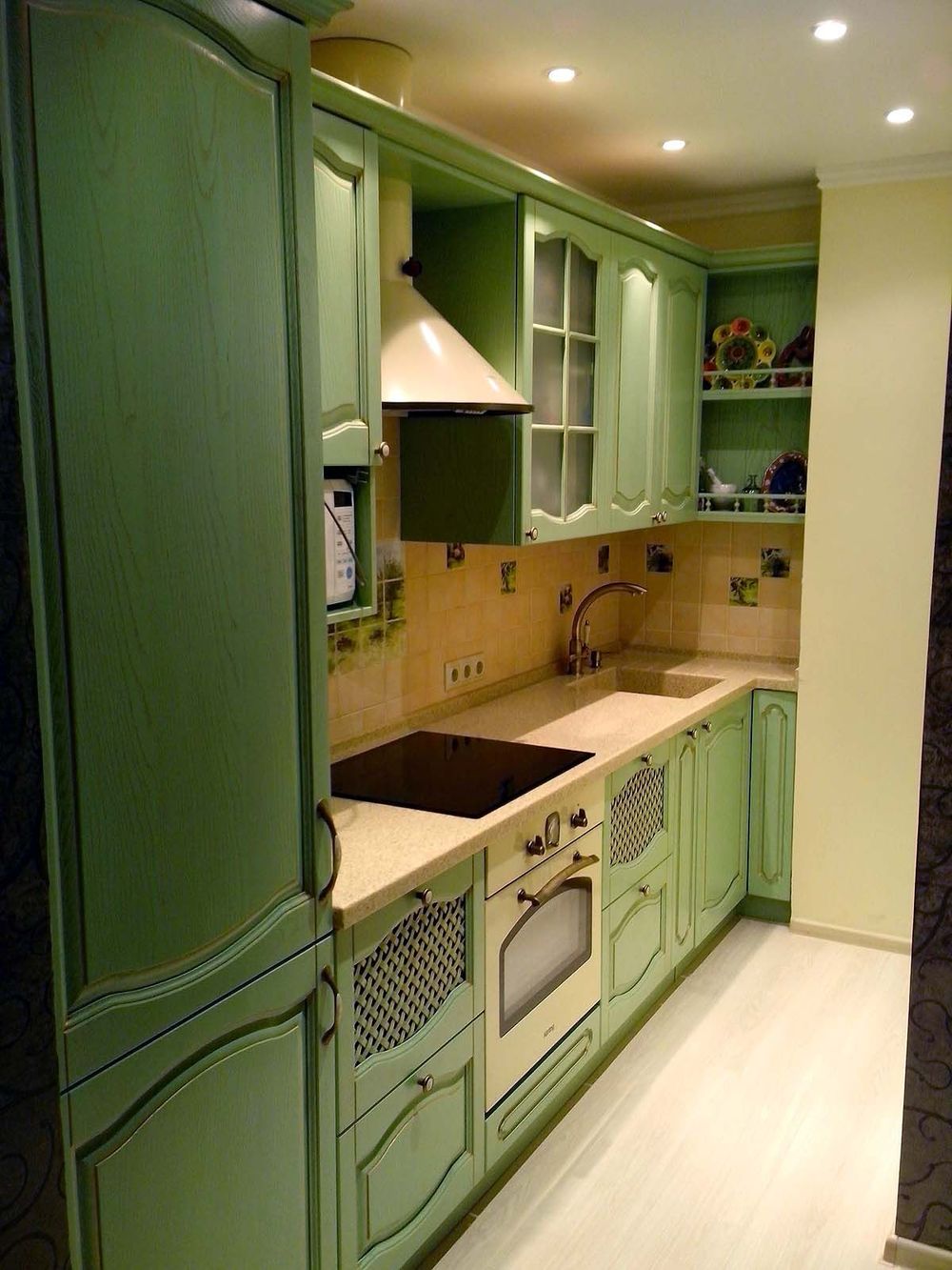 Белая кухня с оливковым фартуком