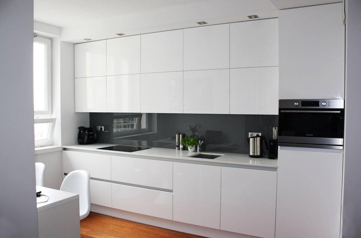 белый глянцевый кухонный гарнитур в интерьере