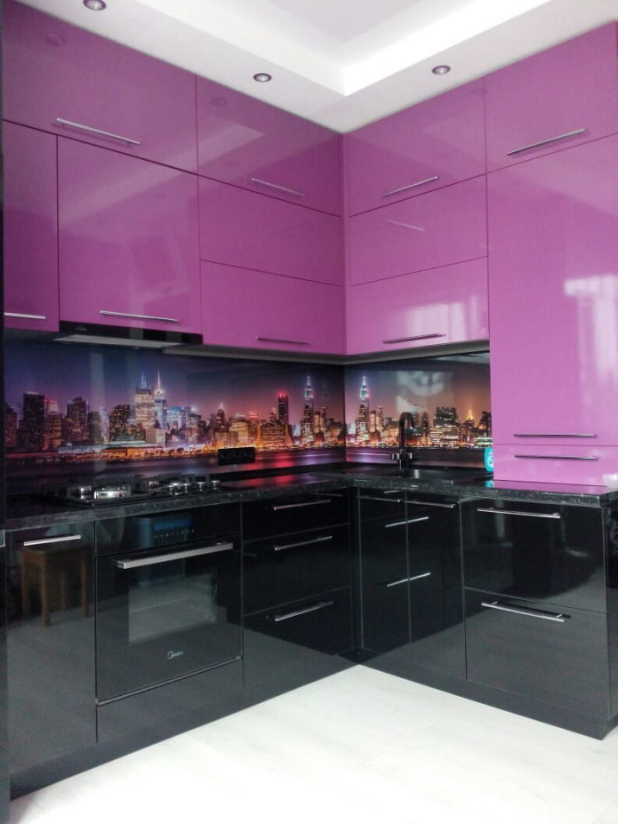 черно-фиолетовая глянцевая кухня