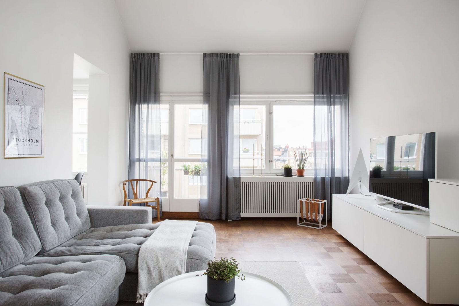 Дизайн спальни с двумя окнами: особенности интерьера