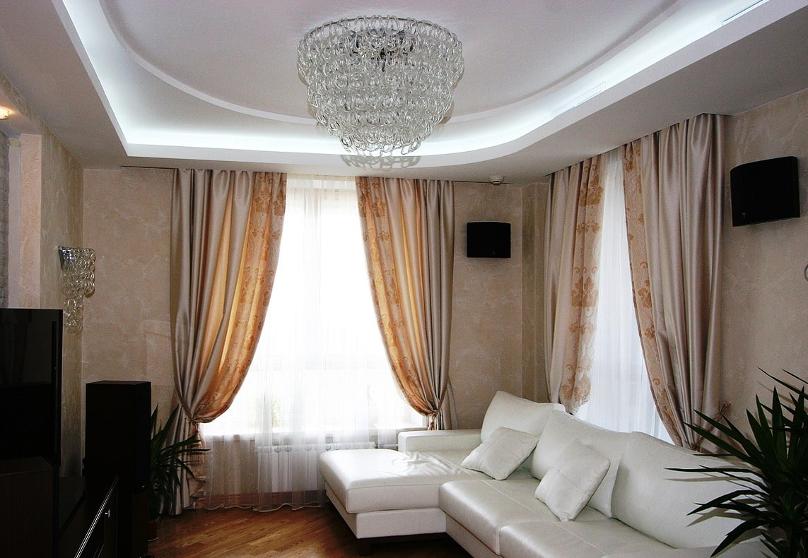 Дизайн гостиной с двумя окнами на разных стенах фото