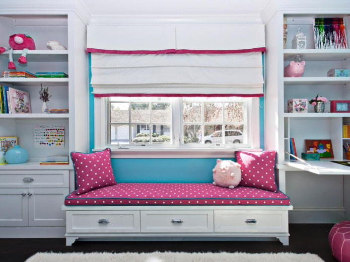 Диван или кровать на подоконнике: как создать зону отдыха под окном