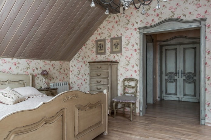 спальня в деревянном доме на мансарде