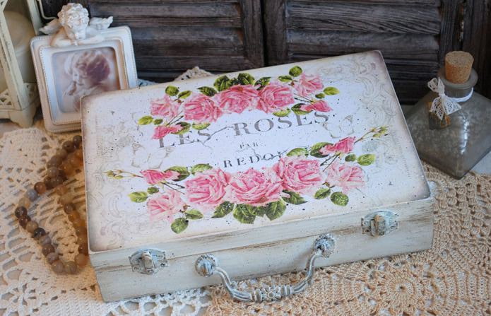 чемодан с цветочным рисунком