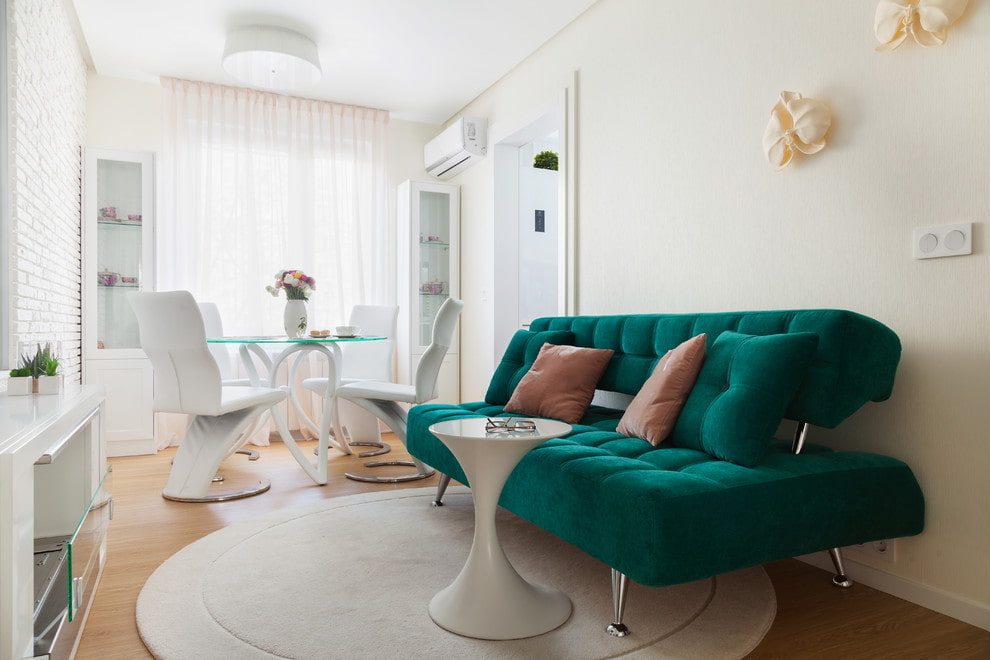 Бежевая гостиная с зеленым диваном