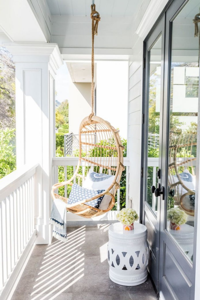 кресло на веревке для балкона