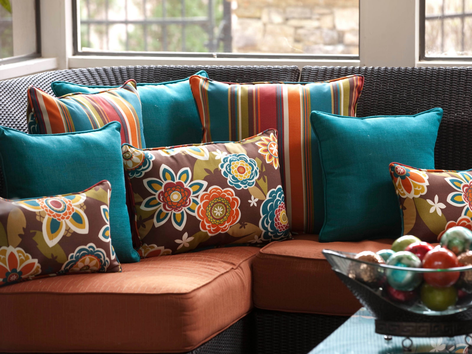 декоративные подушки к коричневому дивану