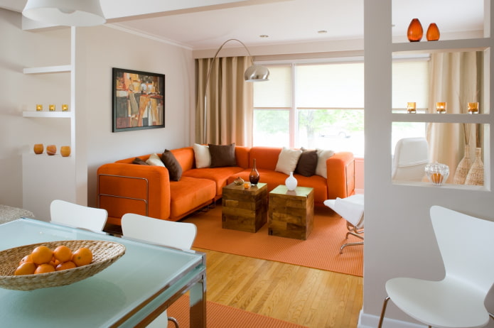 оранжевый диван в гостиной