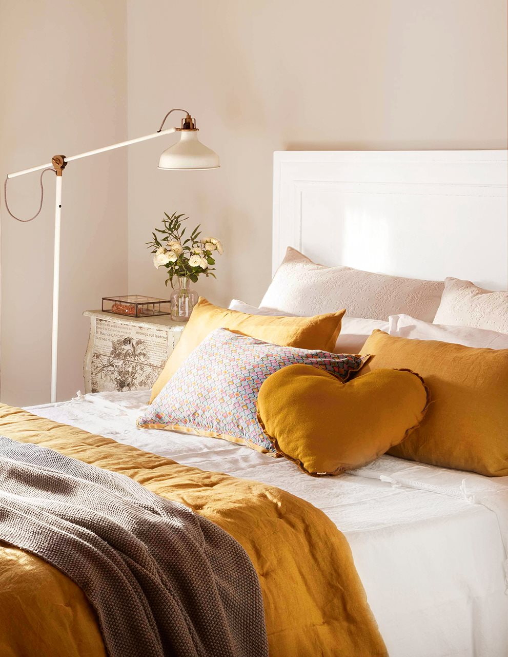 Горчичная кровать. Спальня в горчичном цвете. Спальня в теплых тонах. Горчичный цвет в интерьере спальни. Текстиль в интерьере спальни.