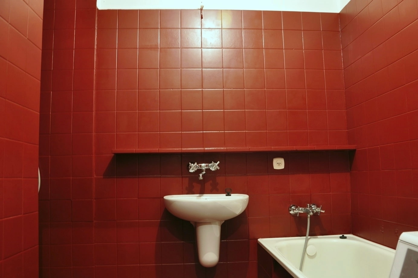 Чем можно красить плитку. Покрасить плитку в ванной. Крашеная плитка в ванной. Краска для плитки в ванной. Красная плитка для ванной.