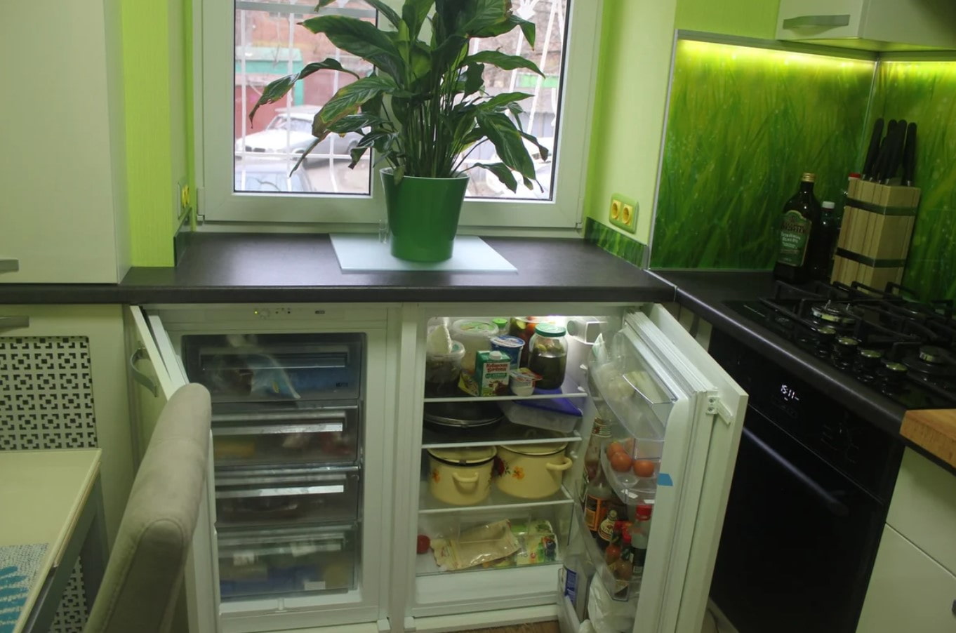Хрущёвский холодильник под окном