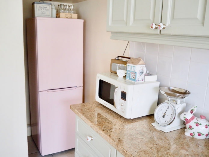 нежно-розовый холодильник