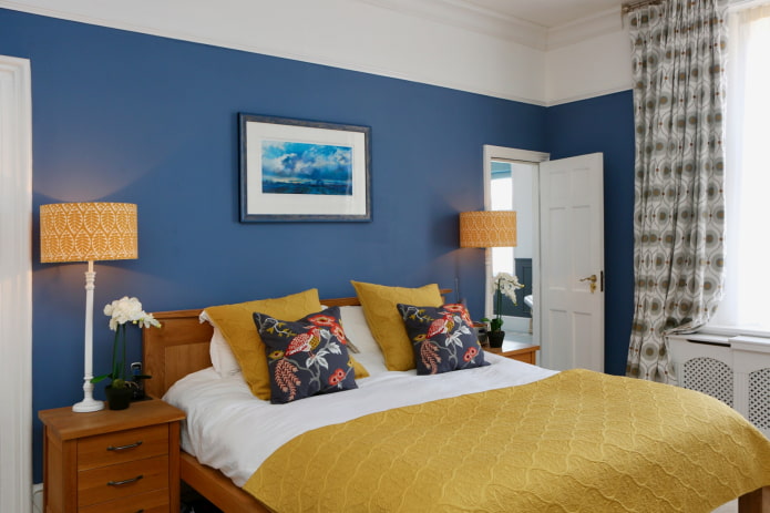 синие стены в спальне