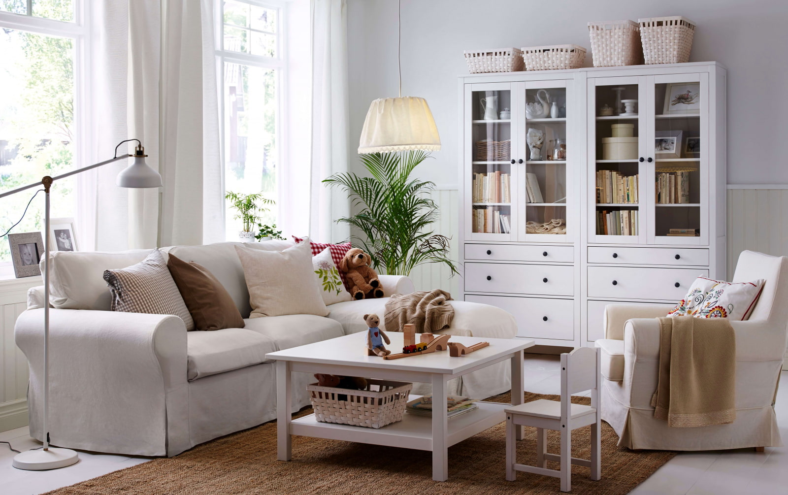 Сочетание деревянной и белой мебели в интерьере