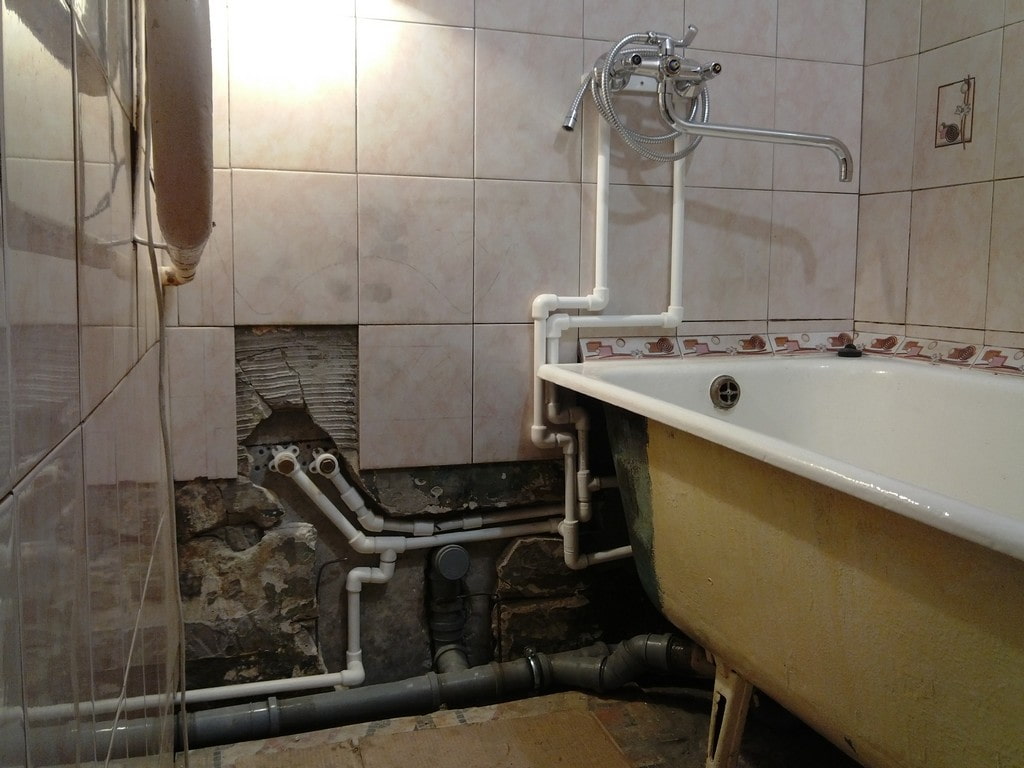 Трубы горячей воды в ванной. Водопроводные трубы в ванной. Скрытая подводка воды к смесителю в ванной. Трубы в стене в ванной. Трубы в ванной поверх плитки.