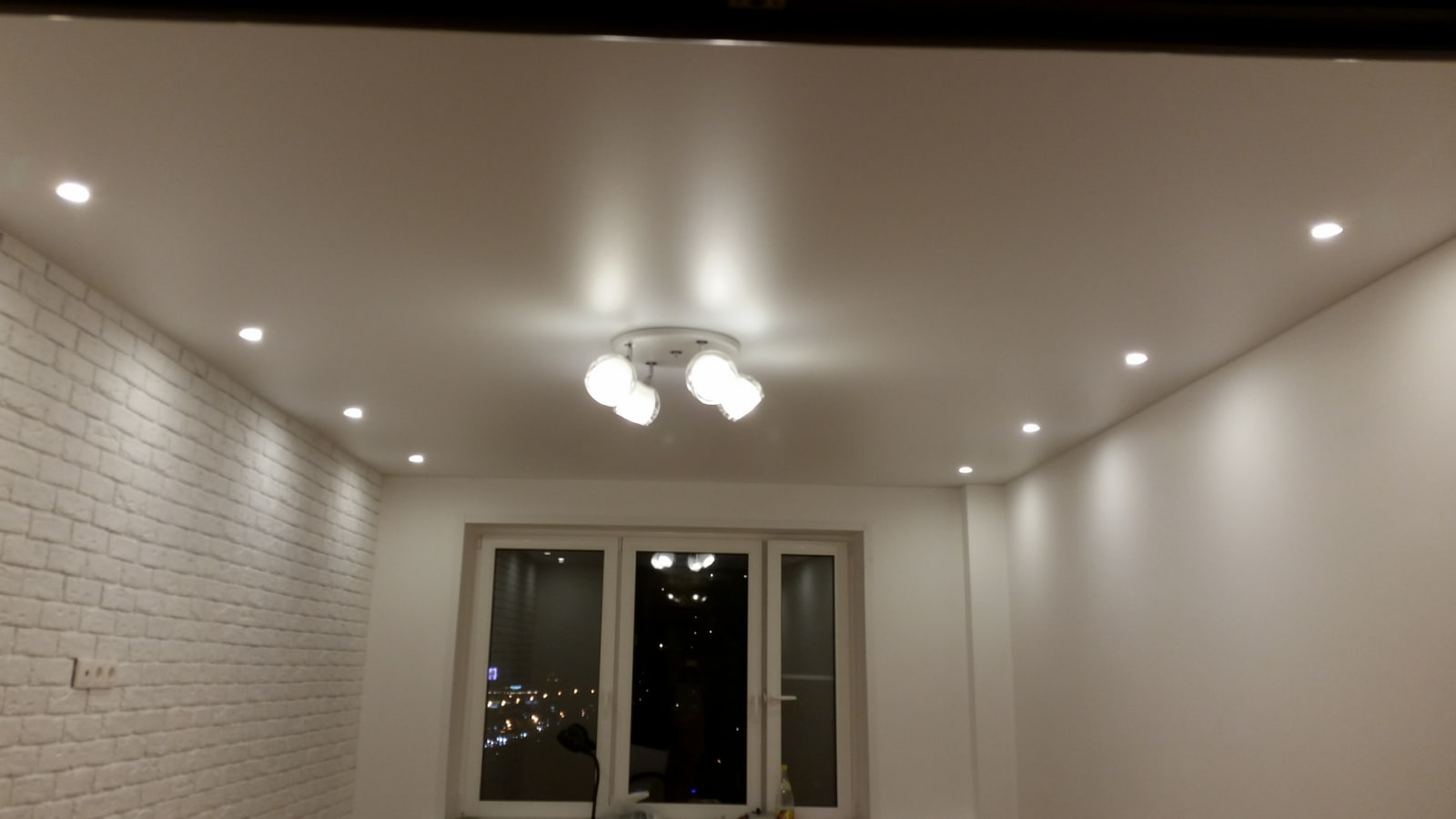 варианты освещения натяжного потолка в комнате