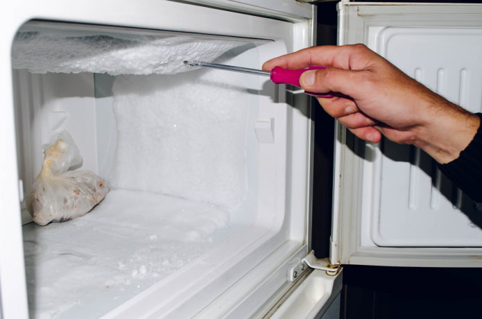 откалывание льда в морозилке