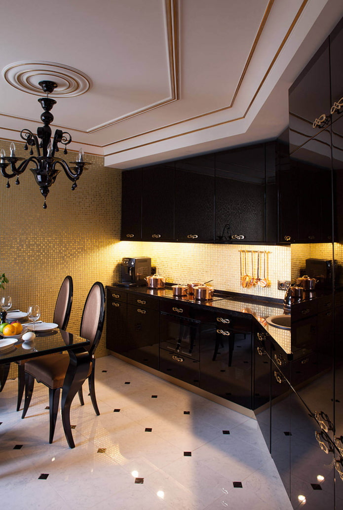 золотые стены на кухне из мозаики
