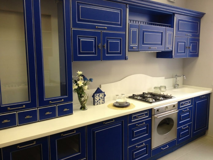 синяя кухня с патиной