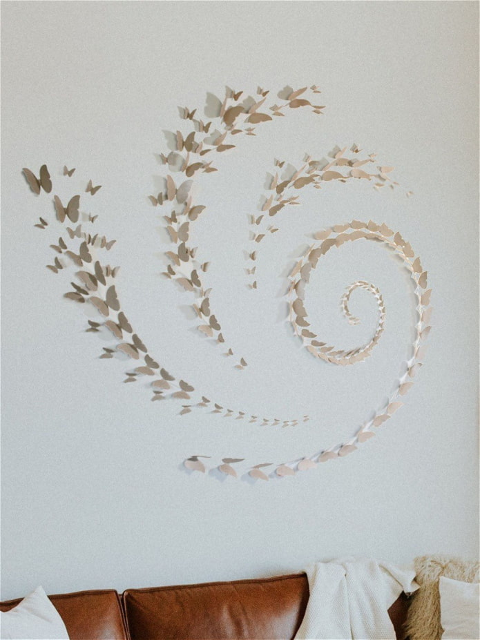 спираль из бабочек на стене