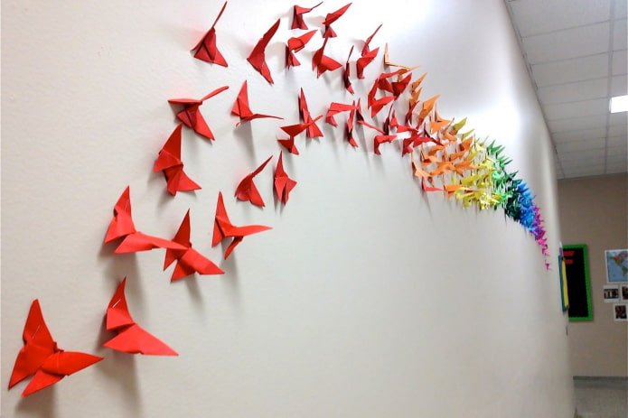 бабочки оригами на стене