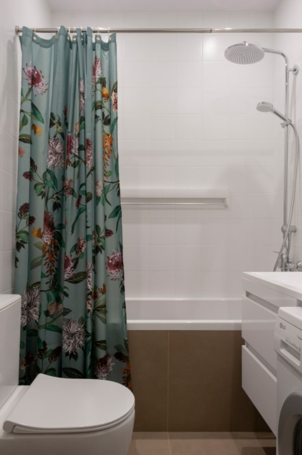 цветная шторка в ванную